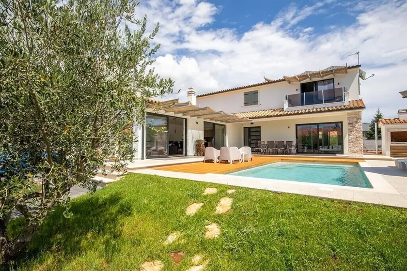 Modern Villa with 4 bedrooms and pool near Pula - Image 1