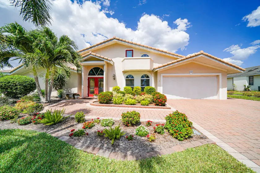 Waterfront Family/Work Retreat - 3 Minute Walk to Beach - Relaxing and Quiet! - Image 1