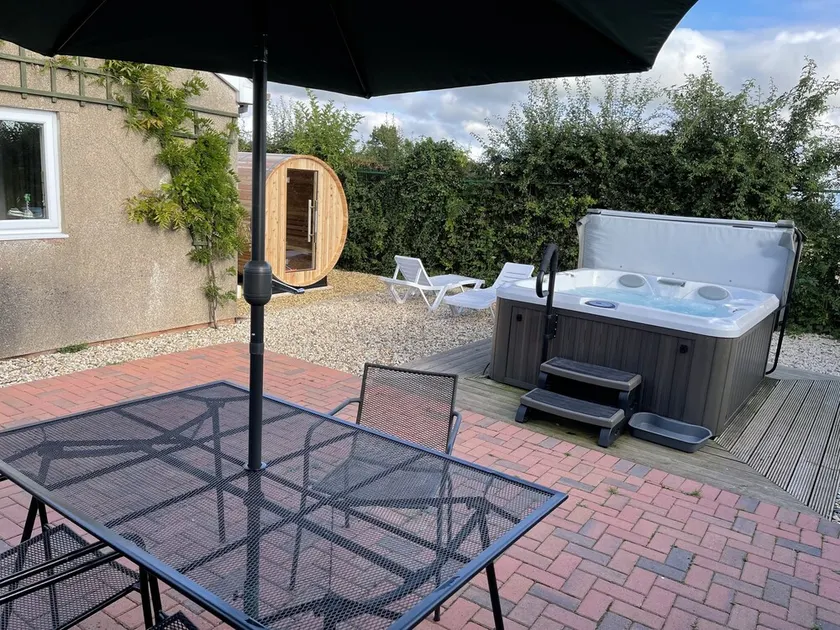 4 Star detached rural Bungalow with Jacuzzi & Sauna, Play Area and free WIFI - Image 1