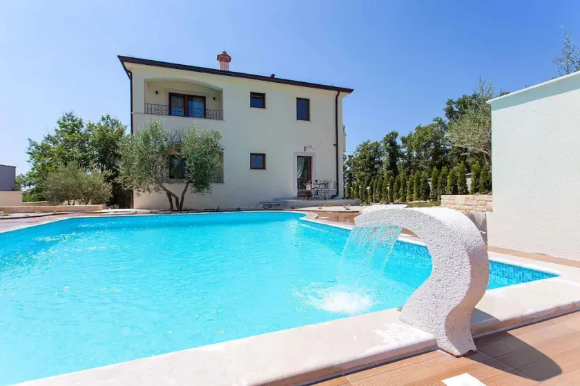 Holiday apartment with pool - Image 1
