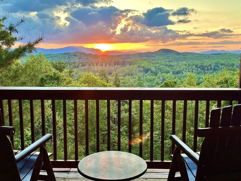 Spacious Retreat~ Hot Tub~ Stunning Views~ Game Room - Image 1