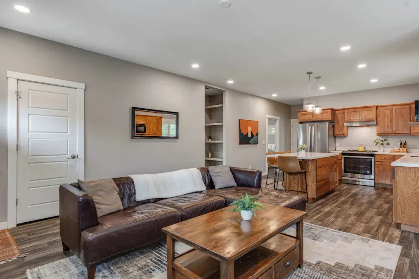Remodeled Downtown 3bed Home Quartz Countertops - Image 1