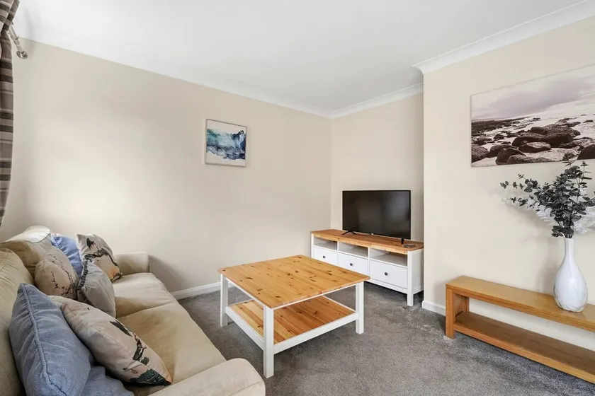 Cosy 2 bed house in Aylesbury - Image 1