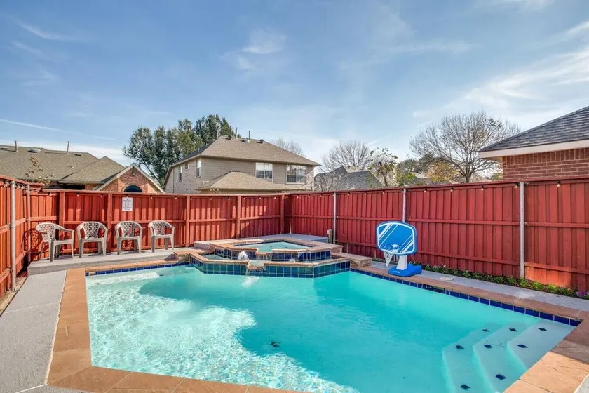 Luxury 5 Bedroom, 3.5 Bathroom Pool Hot Tub - Image 1