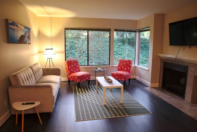 Spacious condo in downtown Bellevue - Image 1