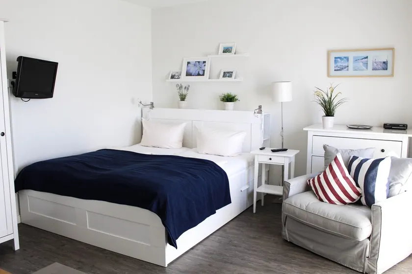 Newly renovated, close to the beach, sunny, south-facing balcony, WLAN - Image 1