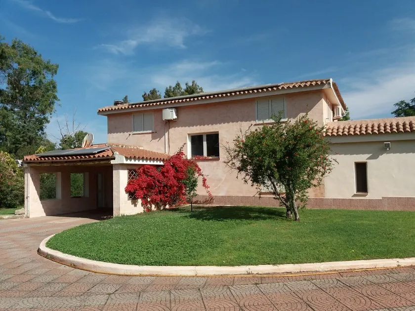 Villa surrounded by greenery - Image 1
