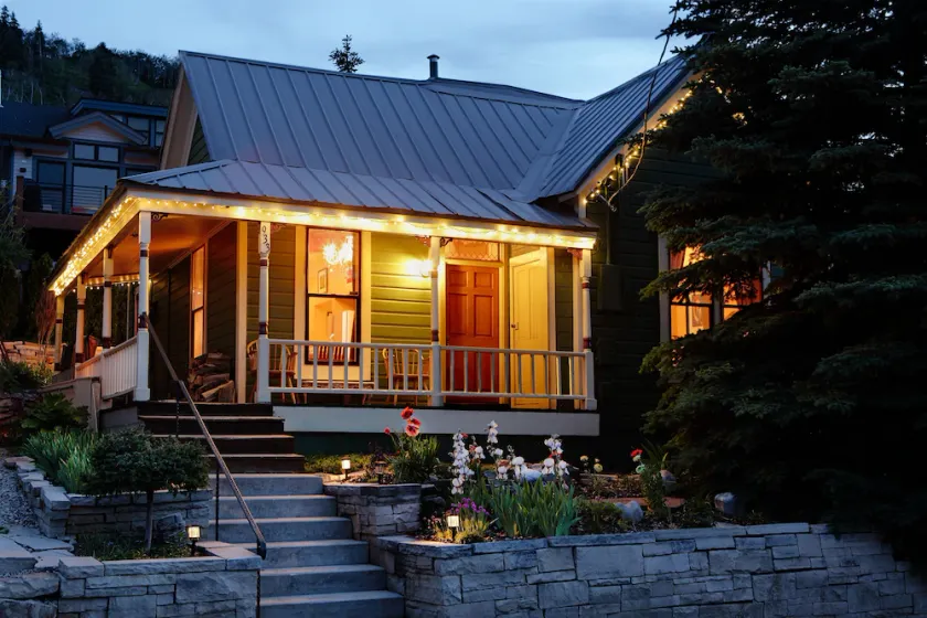 Home Designer - ** WALK TO MAIN STREET ** -Hot remous, Cheminée, Art originale, etc - Image 1
