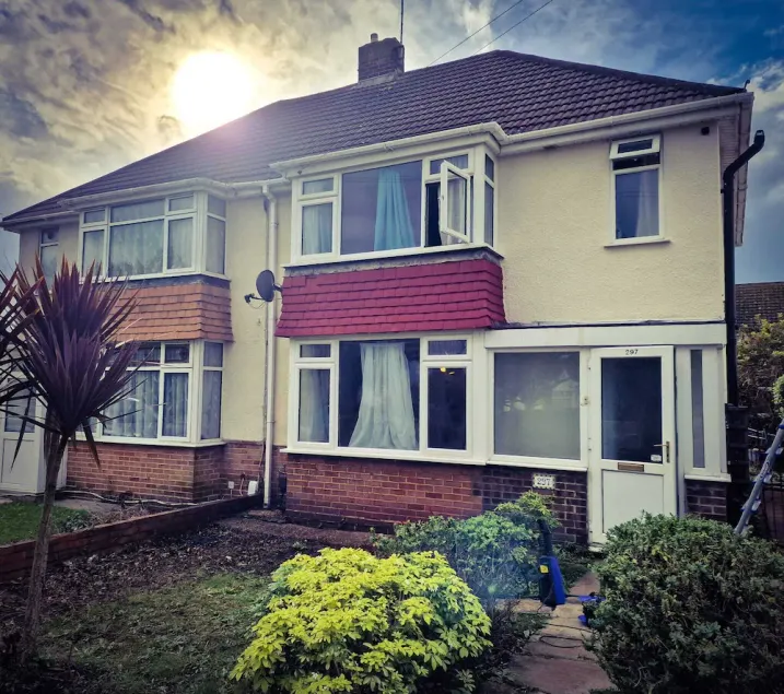 Lovely 3 Bedroom holiday home with free parking - Image 1