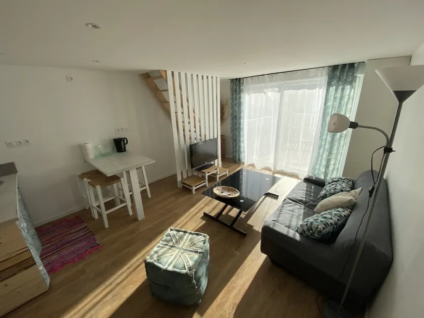 Cosy cocoon close to beaches and shops. - Image 1