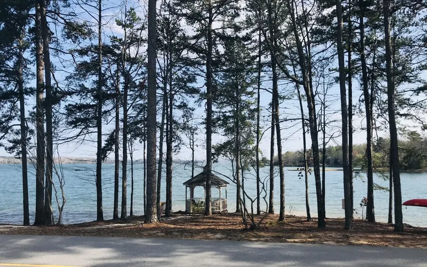 Updated luxury Keowee Key condo, short drive to Clemson - Image 1