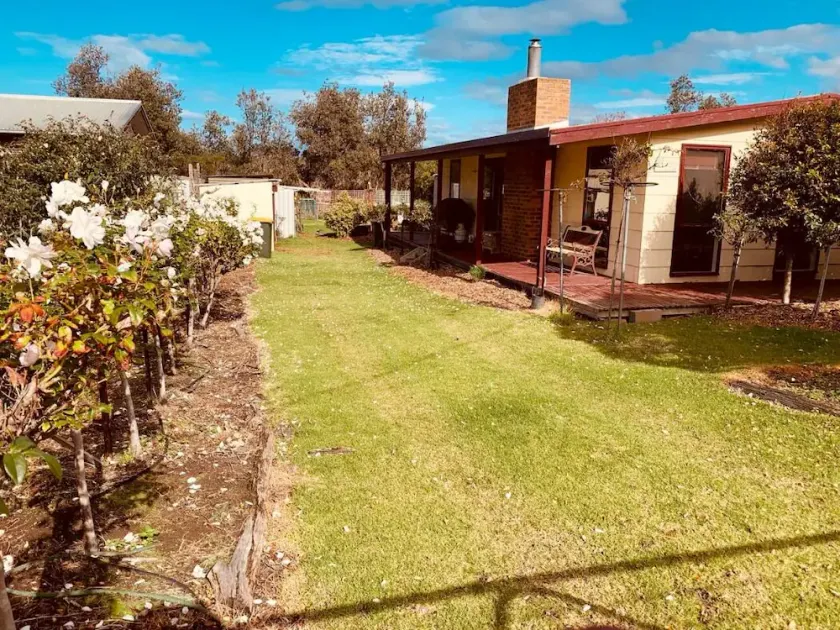 Cottage with spa and beach nearby - Image 1