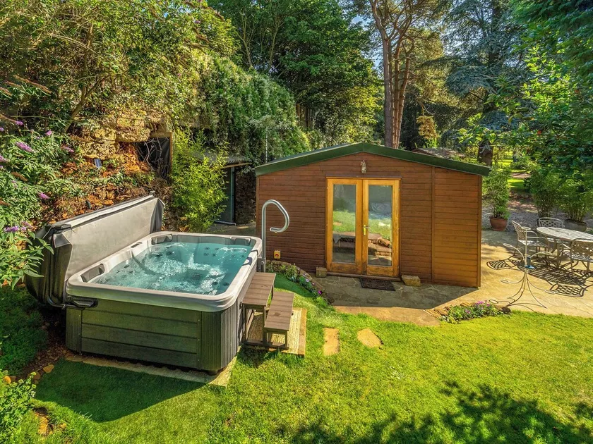 2 bedroom accommodation in Ratley - Image 1