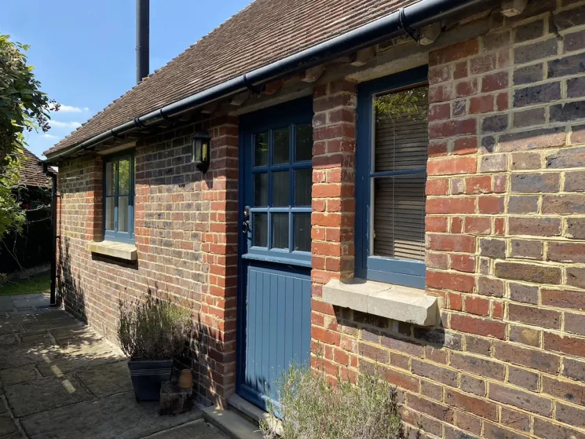 Silver Cottage, Hunton. Beautiful, secluded cottage. Idyllic Location. Parking - Image 1