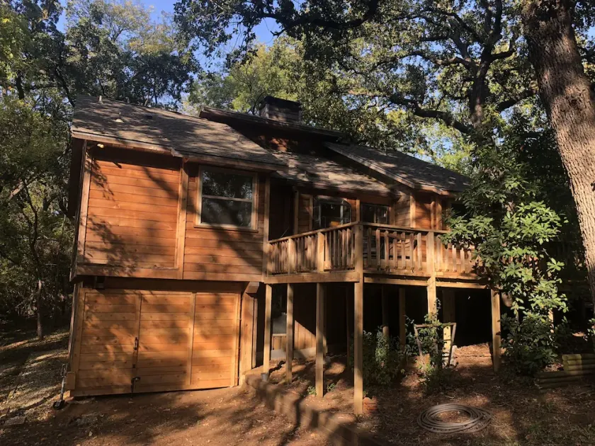 Cedar Cabin on Stilts with 2 decks in the Trees by Lake Lewisville - Image 1