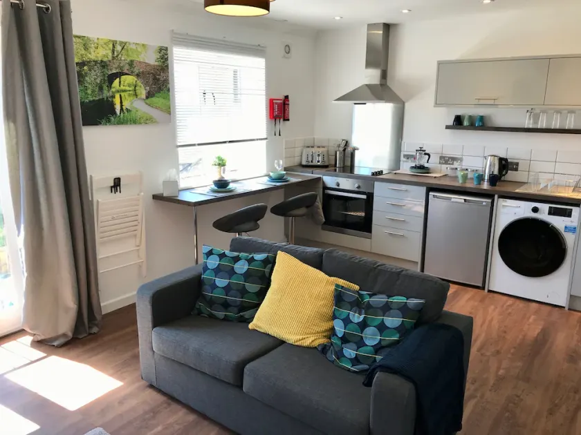 Market Town Apartment on the edge of the Cotswolds - VERIFIED KEY WORKERS ONLY - Image 1