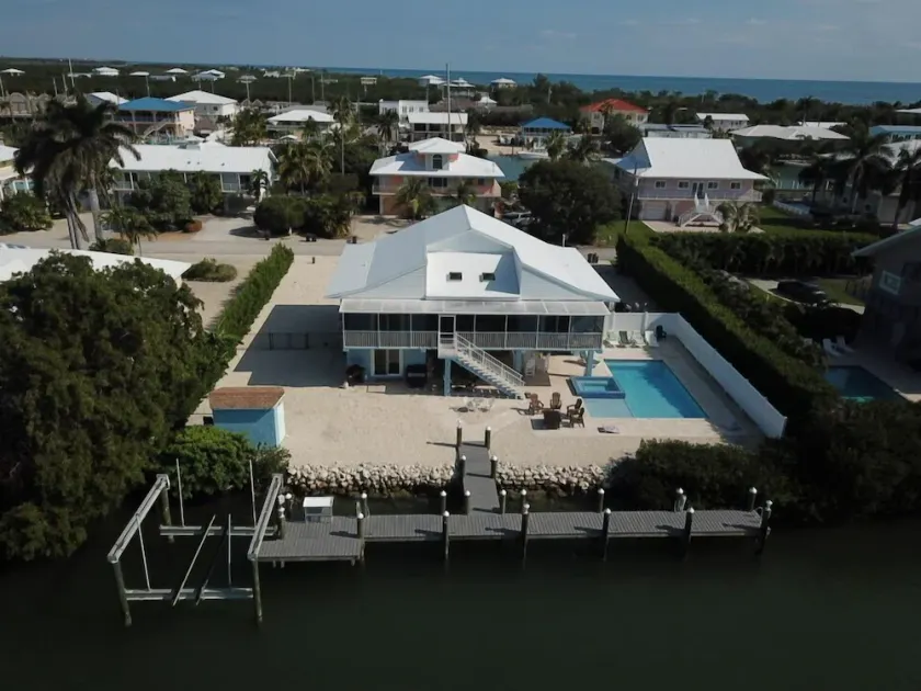Luxury Holiday Vaca Here! Large outdoor space and dock. Lg hot tub and pool! - Image 1