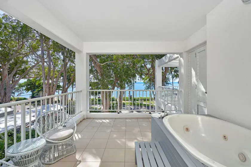 Beach Club Palm Cove 2 Bedroom Luxury Penthouse - Image 1