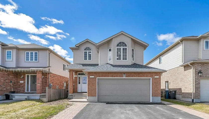 Cozy Luxurious Detached 4 Bedroom House - Image 1