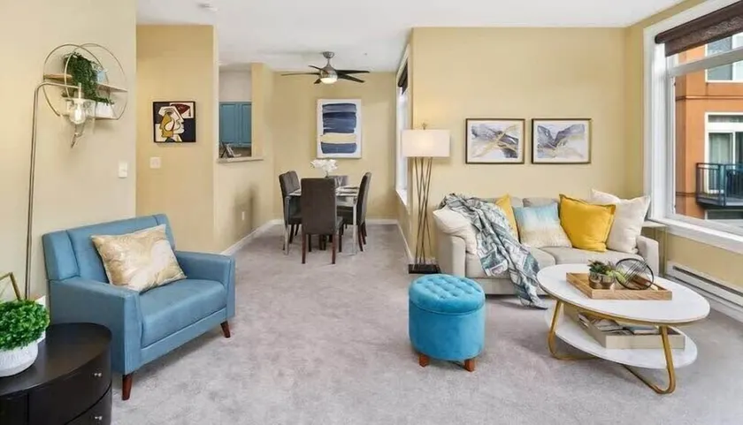 DT Designer's 2BR Condo Parking Tub Pool - 99 walk score - Image 1