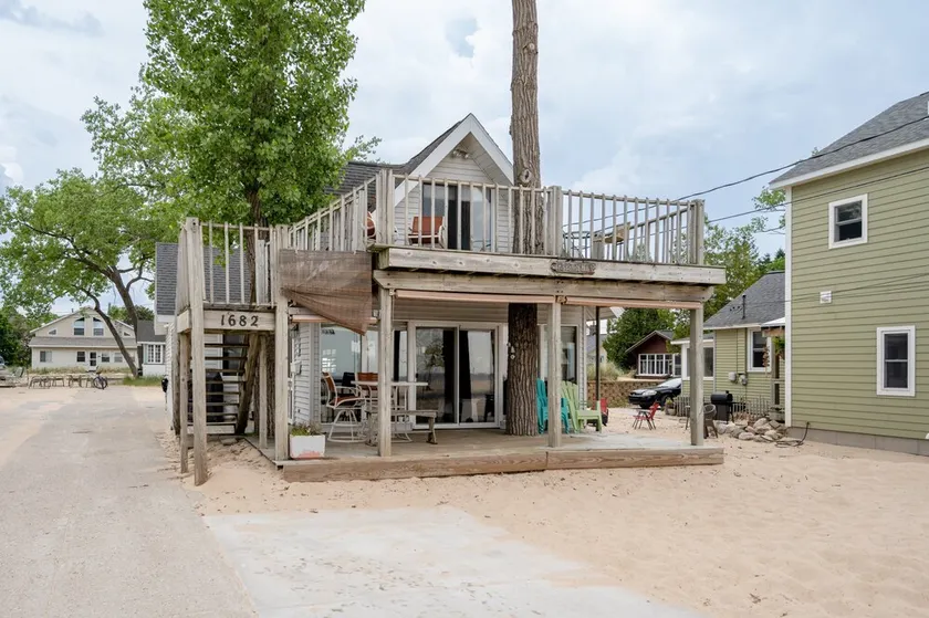 Cozy Beach Cottage w/ Amazing Lake Views, Beach - Image 1