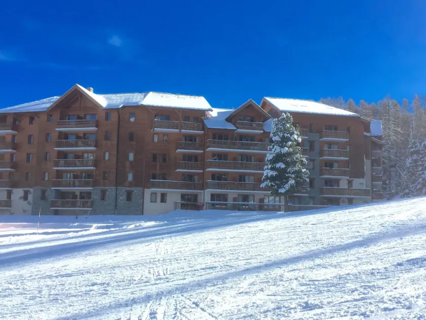 Residence on the slopes with heated outdoor pool - Image 1