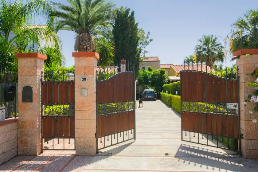 Afhængighed i Villa 7 km fra Cefalù nær havet med have og tjenester. - Image 1