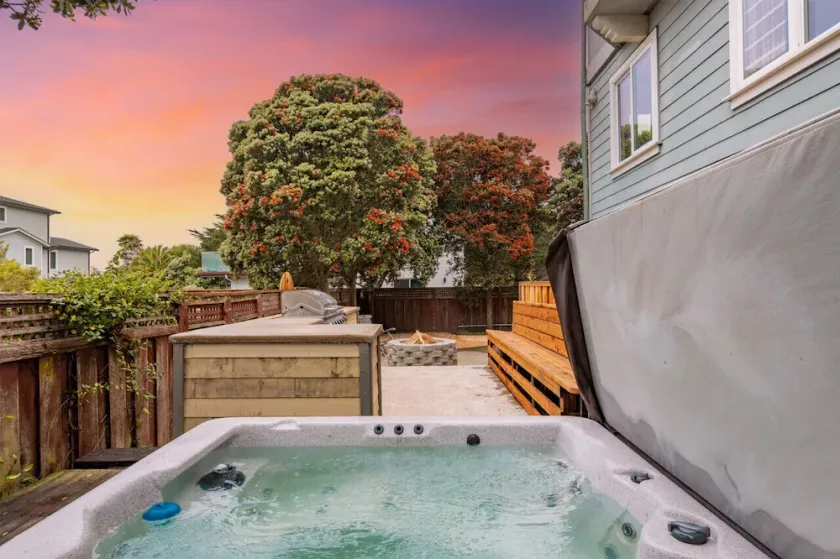 1 block to beach, Private Hot Tub, Fire Pit and BBQ - Image 1