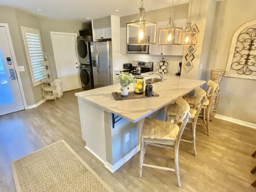 Beautifully Remodeled with 6 Seater Golf Cart! Pet Friendly! 293F - Image 1
