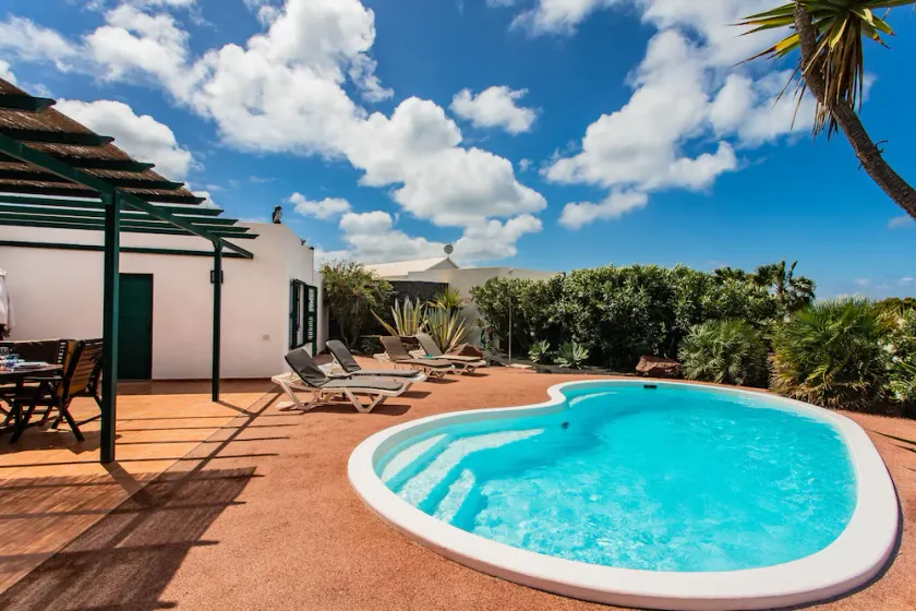 Fantastisk stor lyxig villa med egen uppvärmd pool och Wi-Fi - Image 1