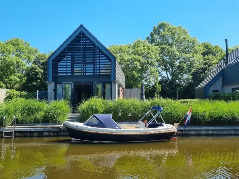 Luxurious detached watervilla with jetty near the lake - Image 1