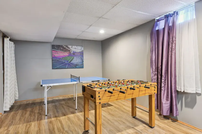 Spacious 4 BR with King Suite, 3 BA, 3 stall Garage, Game Rm, Prime Location - Image 1