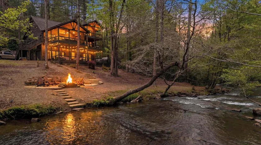 Stunning Riverfront Cabin in Blue Ridge, GA - Image 1