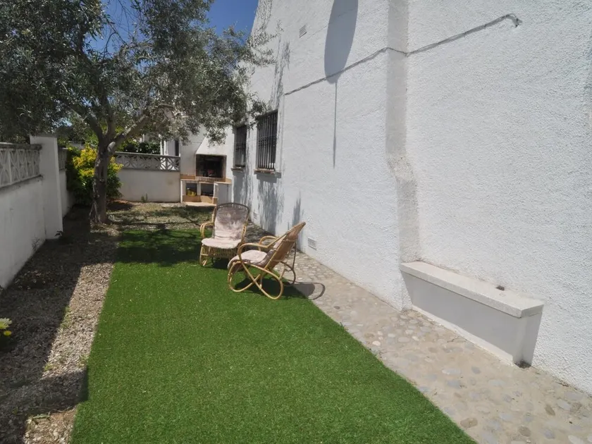 Ground floor house with garden and community pool - Image 1