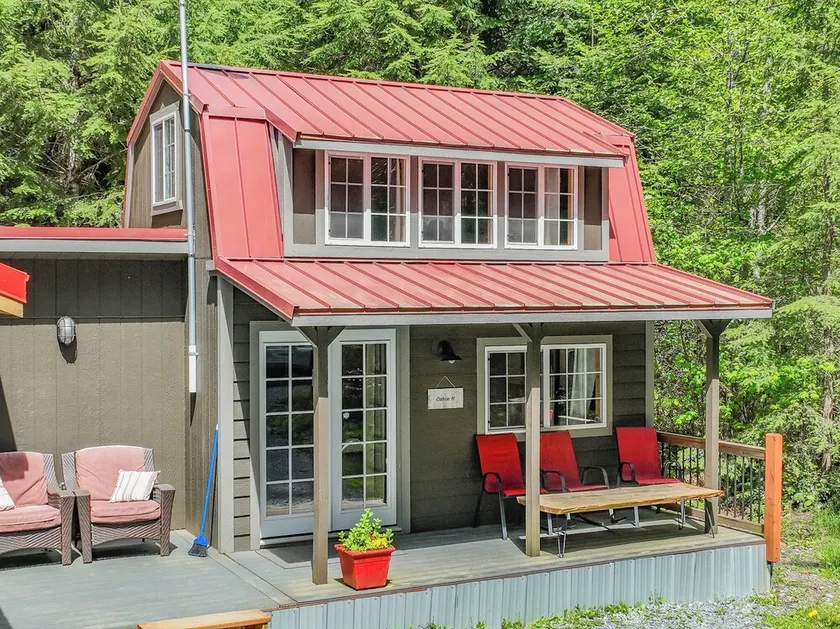 Tiny Cabin B, Steps from Mt. Rainier Nat Park W/ firepit close to river & trails - Image 1