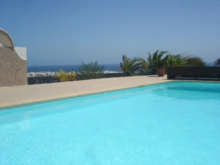 VILLA / FERIEHUS MELLEM GOLFKURS OG STRAND MED POOL SAUNA OG JACUZZI - Image 1