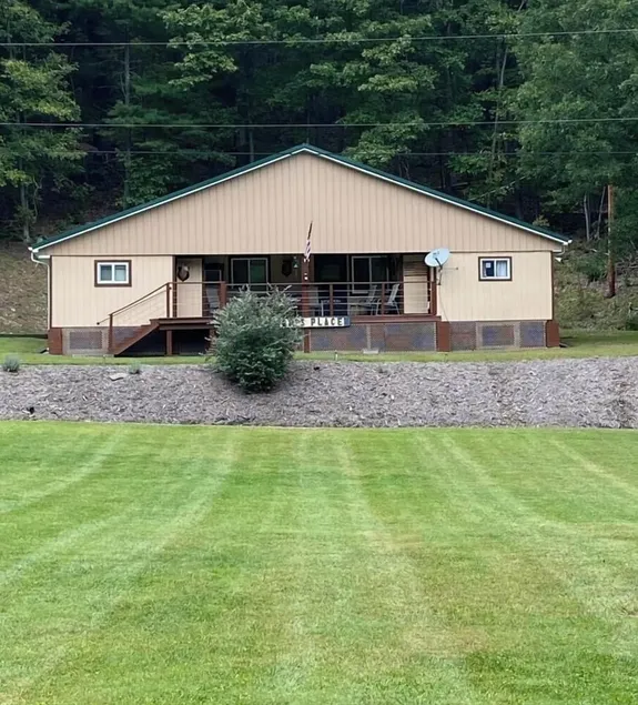 Private family lodge on 42 serene acres- 15 minutes to Penn State- Centre County - Image 1