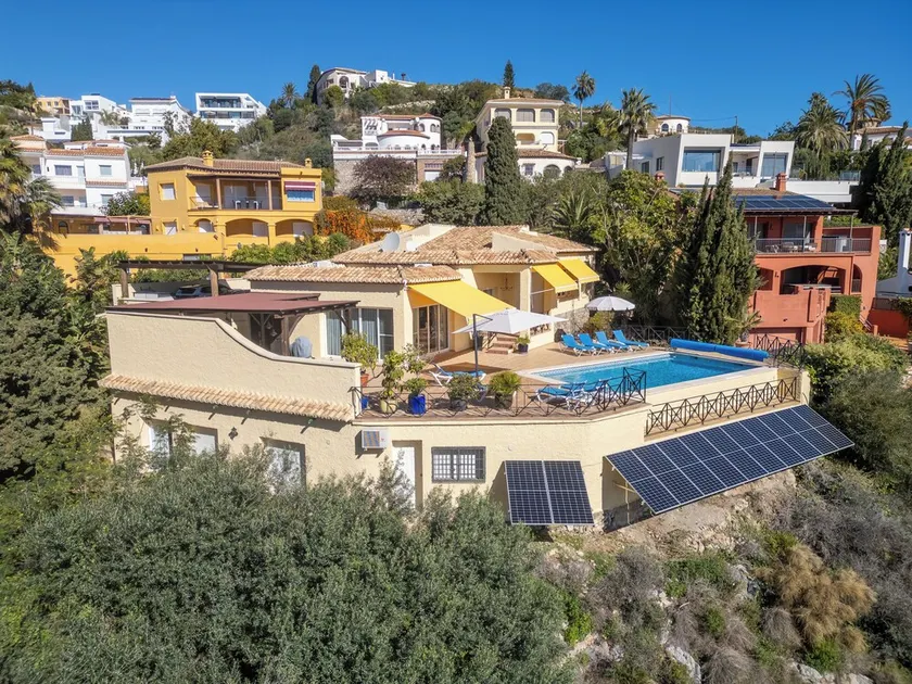 Villa Aura ist eine sonnige Familienvilla mit atemberaubender Aussicht - Image 1