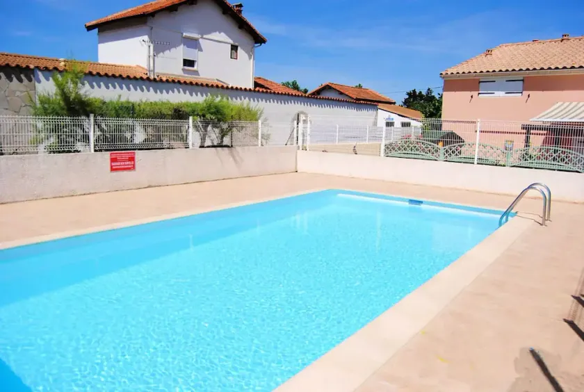 Maison rénovée avec piscine, parking privé et proche plage à Marseillan - Image 1