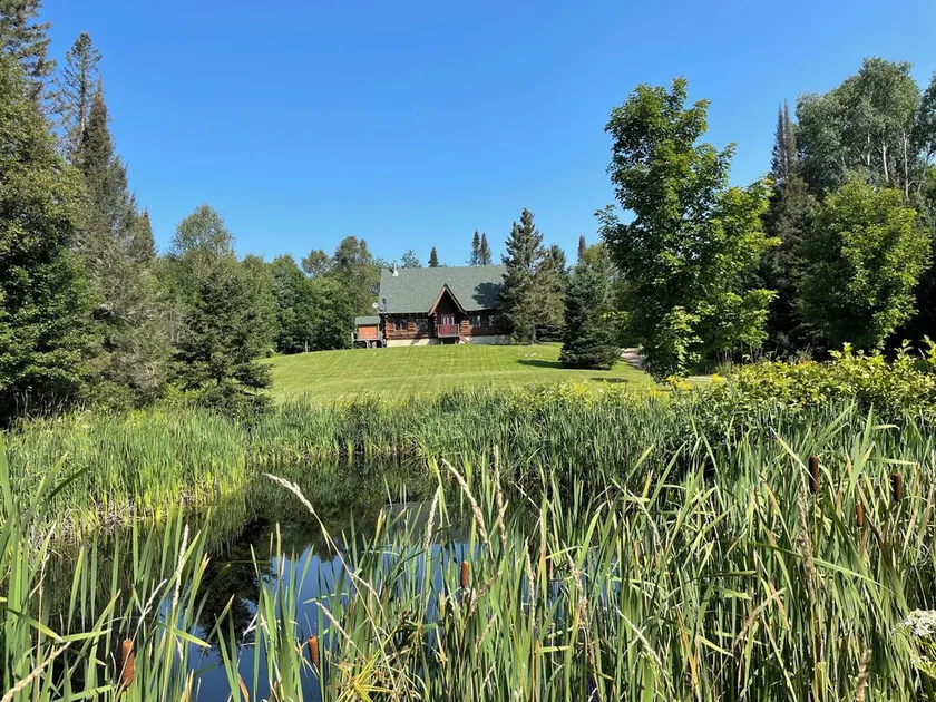 Dog friendly • 100 acres of private woods • hiking trails • sleeps 8 • play set  - Image 1