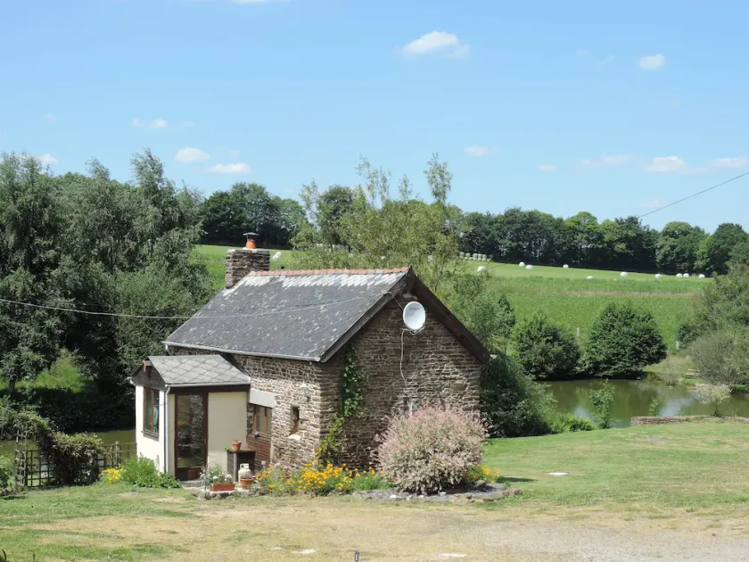 Fritliggende Lakeside Stone sommerhus beliggende i Countryside Landdistrikterne - Image 1