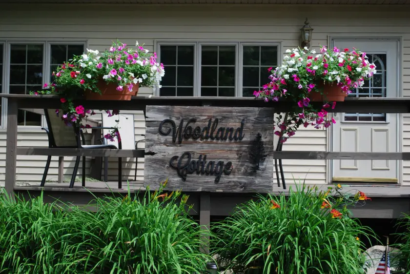 Cozy Cottage near Schwarz Supper Club, Road America, and Whistling Straights!! - Image 1