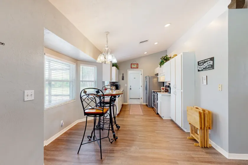 Spacious home with enclosed pool, open layout, washer/dryer, internet, & AC - Image 1