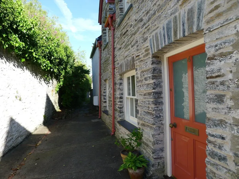 COTTAGE DI CITTÀ AMICHEVOLE SITUATO E FAMILIARE NEL CARDIGAN STORICO - Image 1