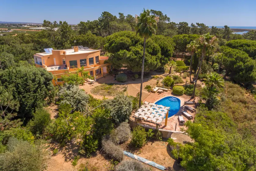 Stay in the property of your dreams at Meia Lua in Pinheiro - Image 1
