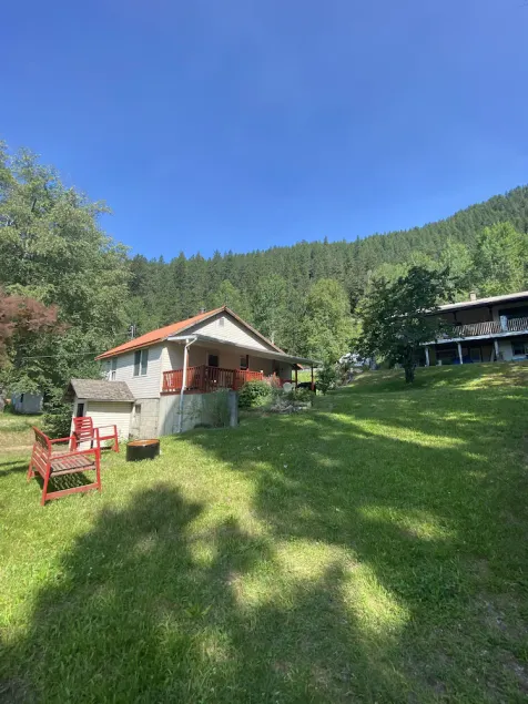 Cozy and Cute cottage with yard 10 minutes from Nelson - Image 1