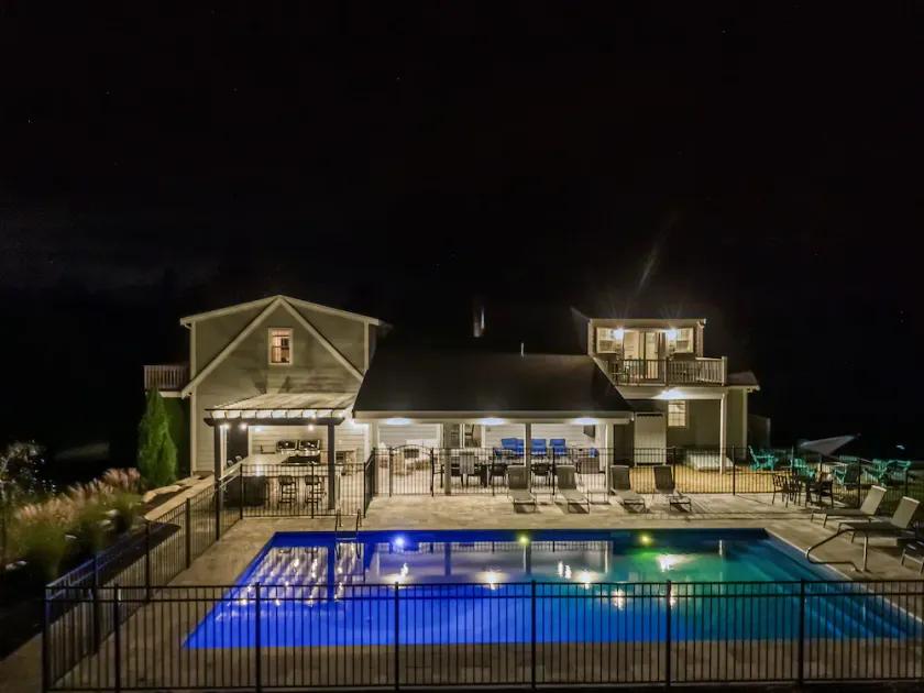 Domaine Privé, piscine chauffée, cuisine extérieure, 9 chambres, 9.5 salles de bain, dort 20 - Image 1