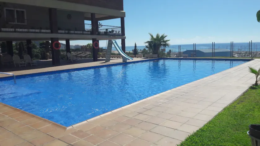 Stille med pool tæt ved havet - Image 1