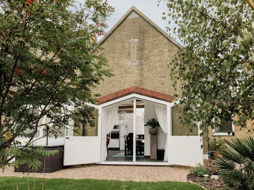 2 bedroom accommodation in East Cowes - Image 1