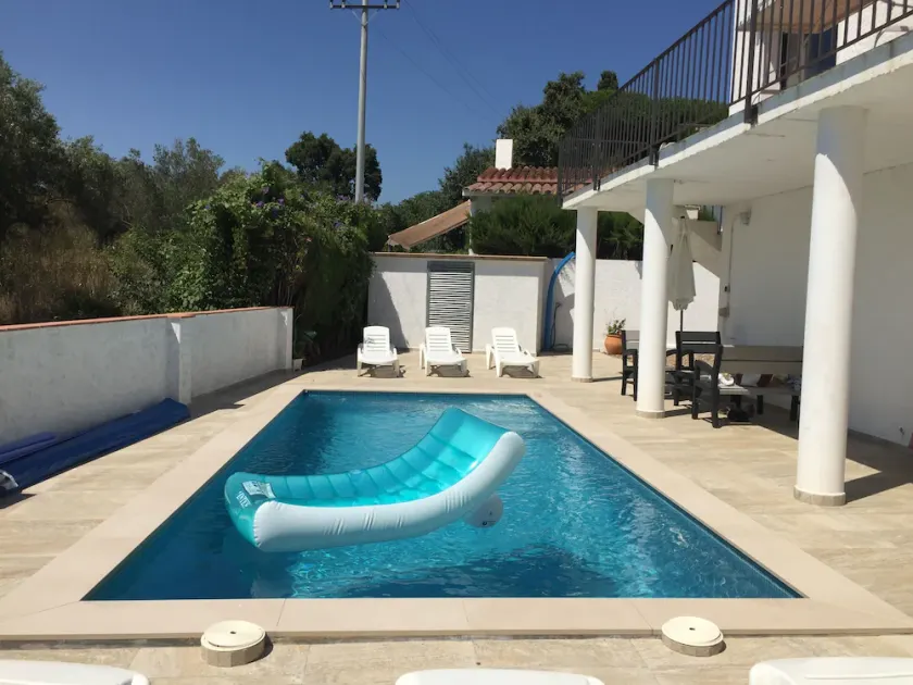 Spacious holiday home with private pool, internet, air conditioning - Image 1